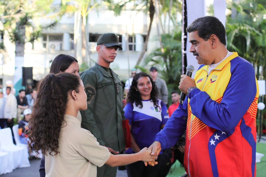En este momento estás viendo Entérate || Al señalar que la juventud venezolana debe «ir asumiendo cada vez más poder», el presidente de la República, Nicolás Maduro, convocó a profundizar el Poder Estudiantil y ampliar sus ejes de acción en todos los espacios.